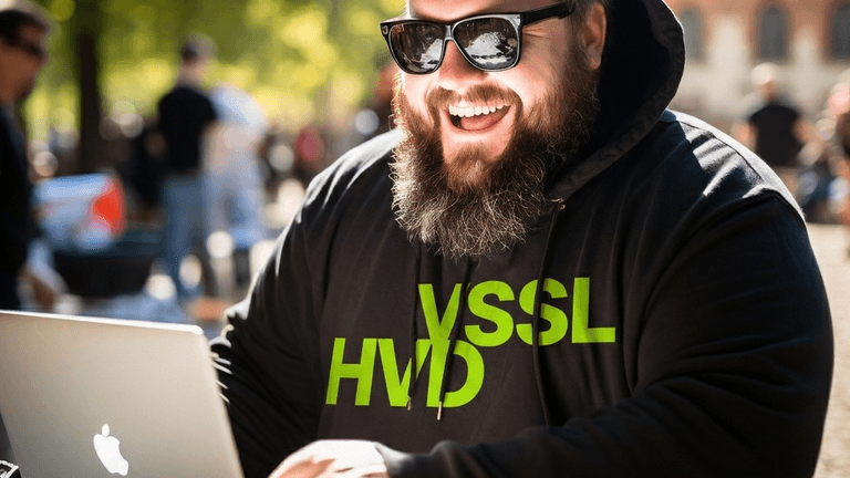 Alexander Abelt in schwarzem VSSL HVD-Hoodie, lachend im Freien mit Laptop
